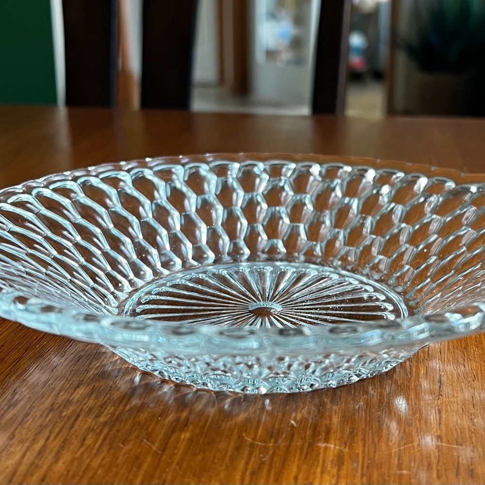 Unlisted Elegant Clear Glass Bowl